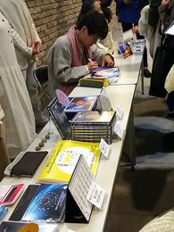 20191214 書籍をお求めの行列.jpg